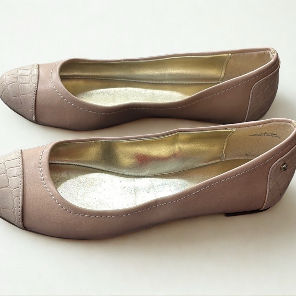 Liz Claiborne two-tone Neutral Ballet Flats with Textured Finish - Gold heels - Picture 4 of 8